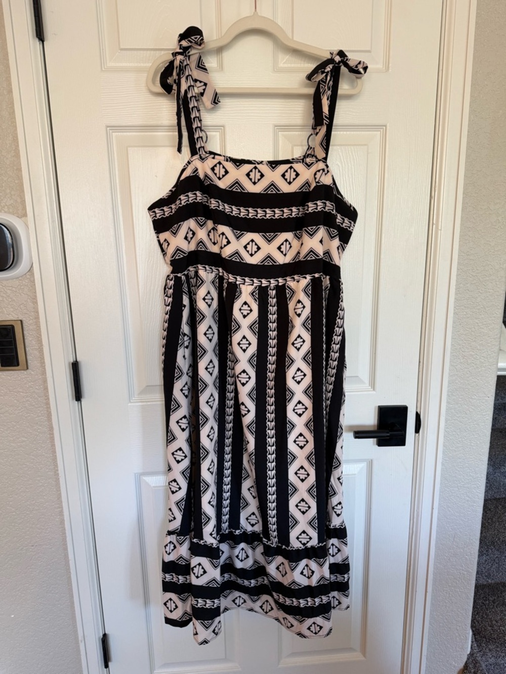 NWT BloomChic Black and Cream Geometric Tie-Shoulder Midi Dress